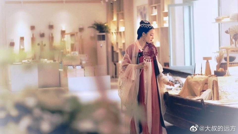 锁定|直播预告丨“炸裂”福利！请锁定明日15:00，local女团首播！