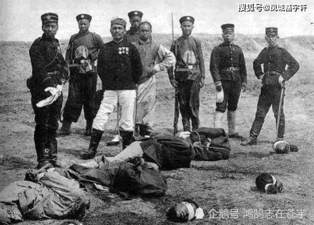 清末真实照片,穷人在太阳底下抓虱子,图七犯人绑在凳子上暴晒