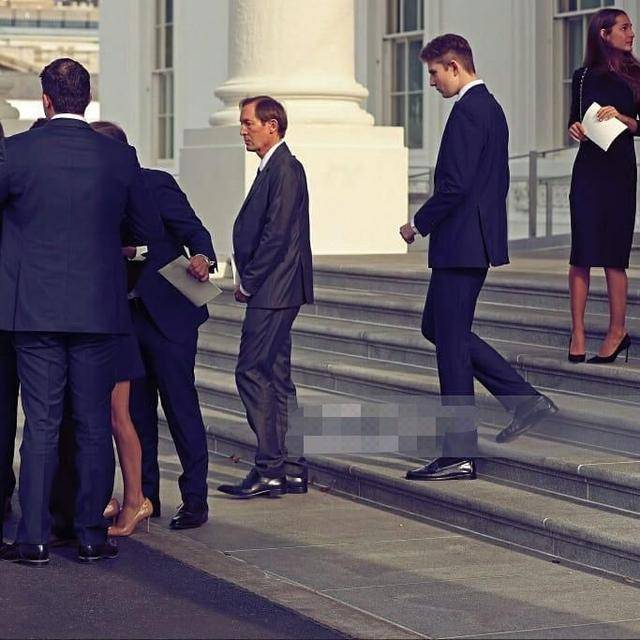 梅拉尼娅|弟弟葬礼特朗普一家送别!梅拉尼娅踩红底鞋,幼子站前排长子靠后