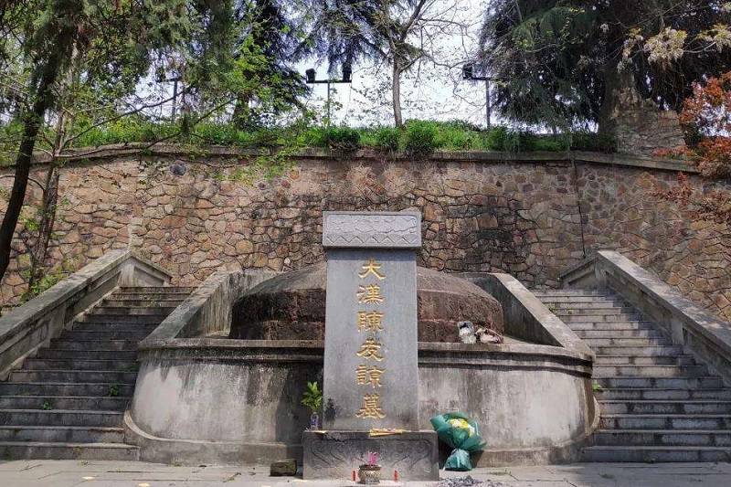 陈汉帝国巅峰时据有今鄂,湘,赣三省及皖南,在南方各反元集团中实力