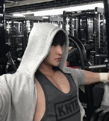 93公斤肌肉男健身练到呕吐,声称是自然健身,可信度有多高?