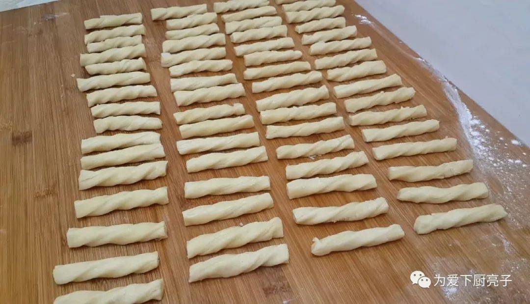 油条|不用烤不用烙,比油条麻花好吃,真的太好吃了家常小零食的做法