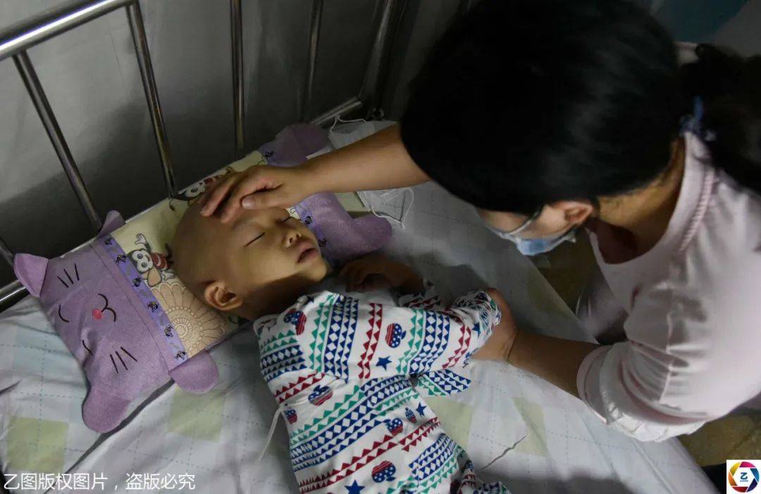 儿子|高温下，男子挥汗如雨扛包爬楼，每天扛数吨货却难救儿子的命?