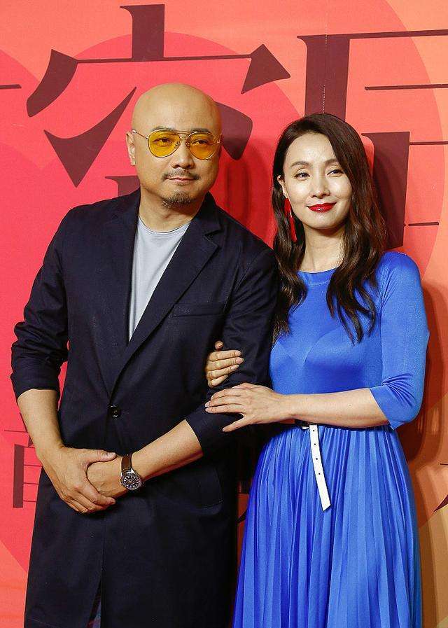 皱纹|离开了修图，陶虹眼角皱纹很深，打扮再知性也挡不住衰老！