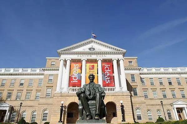 简称uw-madison,创建于1848年,位于美国威斯康星州的首府麦迪逊,是一