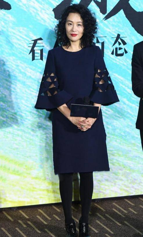邬君梅|邬君梅年过半百品位不倒，镂空袖直筒裙配红唇，54岁精致到骨子里