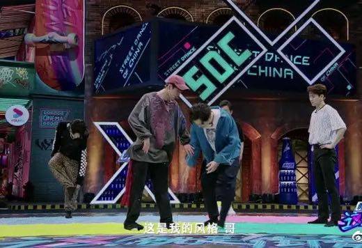 王鹤|明星时尚欣赏不来!王鹤棣撞王一博奇葩裤子,但没王一博辣眼睛