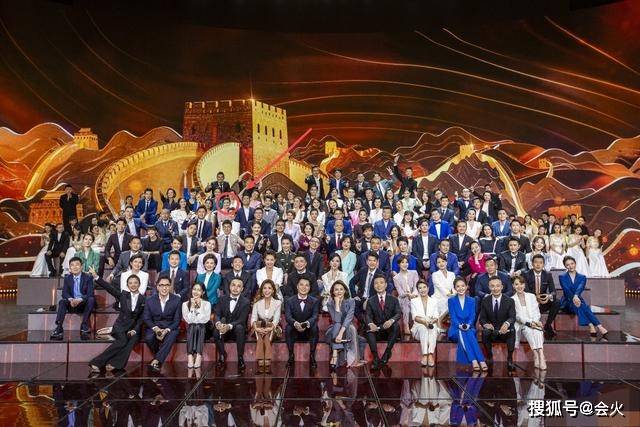 地方台|原创49岁管彤老态初显,大合照站位比地方台主持还靠后,脸都看不清!