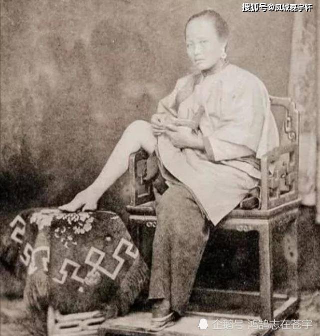故事传记|清末老照片，一家六口在废墟中吃饭，最后一张是官员养尊处优的真实写照，