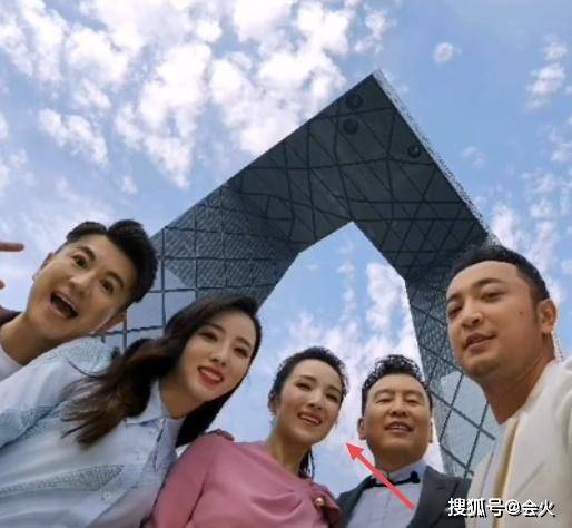 地方台|原创49岁管彤老态初显,大合照站位比地方台主持还靠后,脸都看不清!