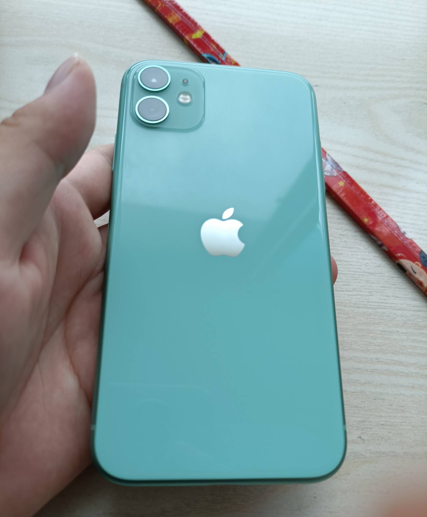 这是一台蓝色的苹果11,从手机背面来看的确跟新机器差不多,没有任何