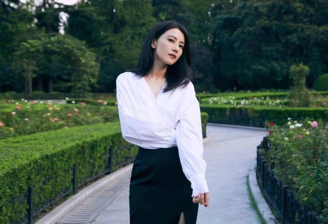 白衣|高圆圆不愧是“国民女神”，白衣黑裙尽显优雅气质，简直梦中情人