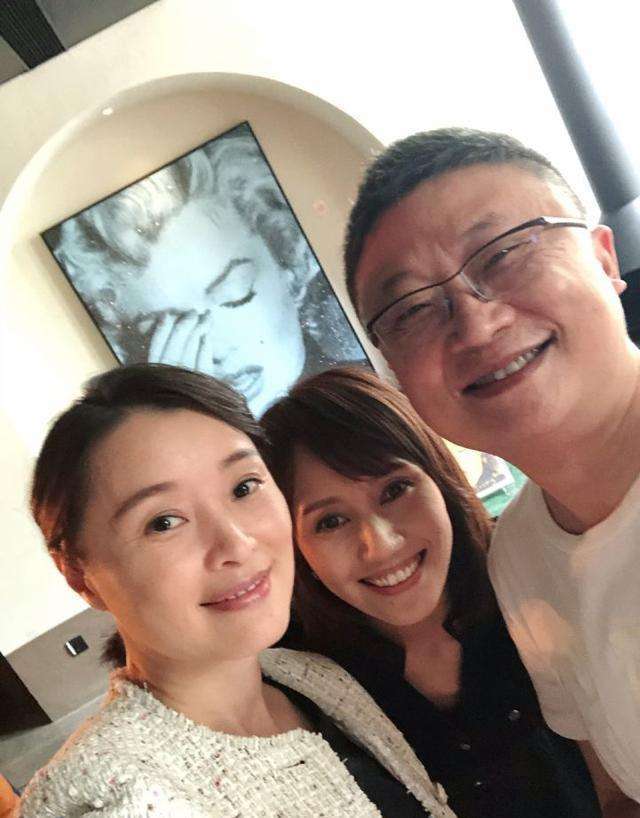 显得|吴越素颜探班，脸上斑点都清晰可见，面对镜头依然自信！