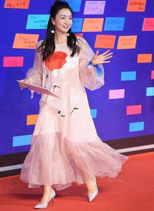 皱纹|离开了修图，陶虹眼角皱纹很深，打扮再知性也挡不住衰老！