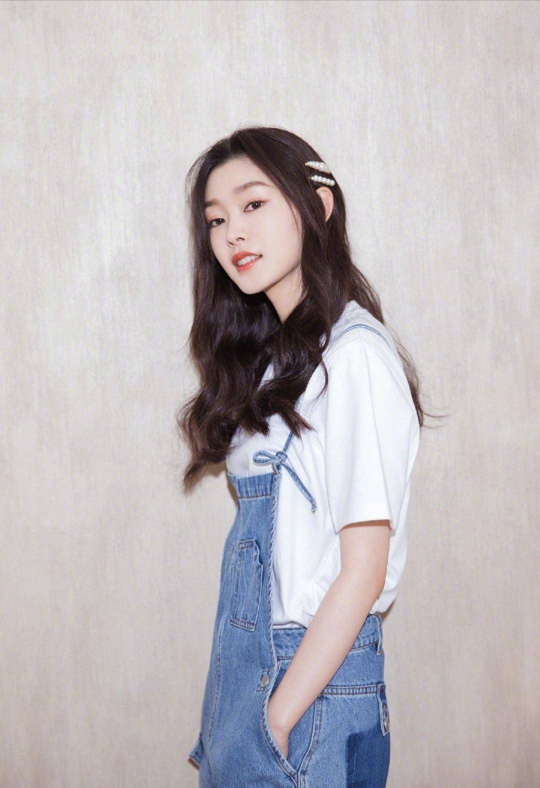 宋轶少女感太强,穿白T恤配细吊带牛仔裤清新又时尚,美成十八岁搜狐大视野搜狐新闻