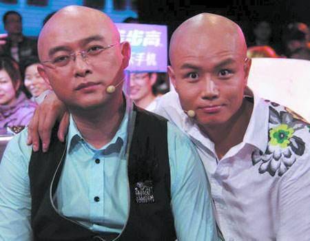 乐嘉近照曝光！光脚演讲发福明显，网友：一手
