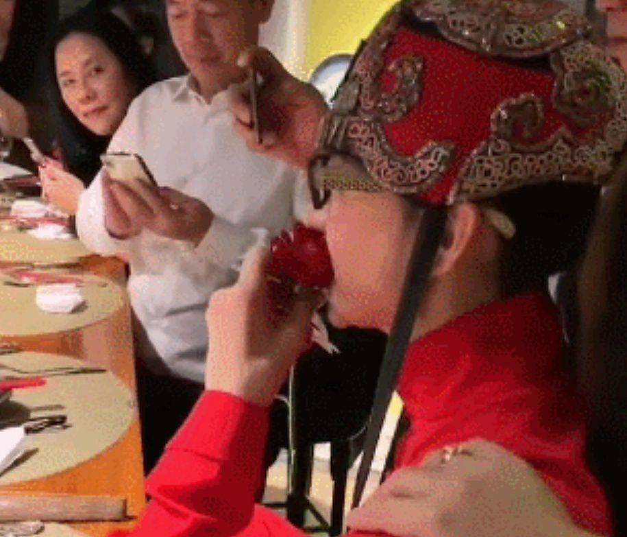 玫瑰|杨丽萍不吃米饭不生娃，居然生吃玫瑰？网友：当自己孔雀啊？