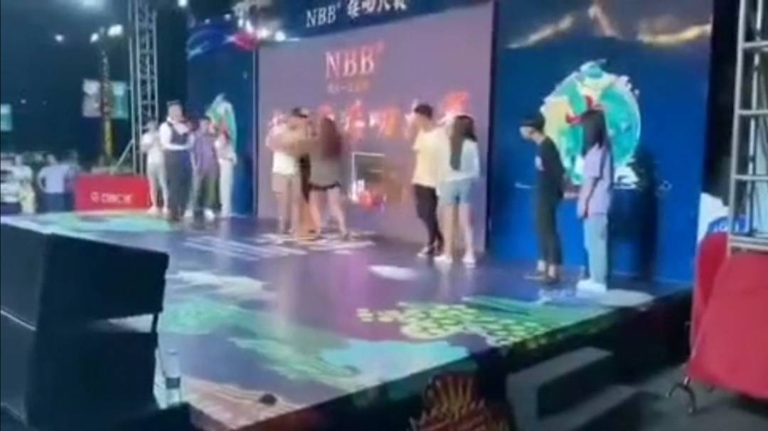 桂林接吻大赛现场，两名女子轮流上台手撕同一