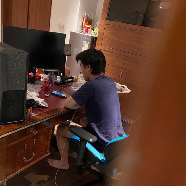 感情生变？何猷君七夕不与奚梦瑶秀恩爱，一个