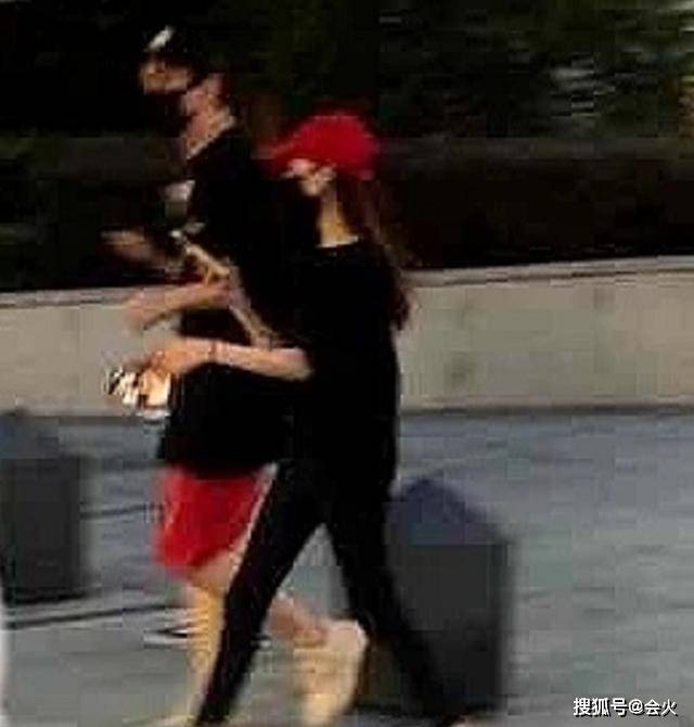 网友|原创王思聪又获美人！深夜贴心照顾妙龄女，前女友上万奢侈品现千元卖