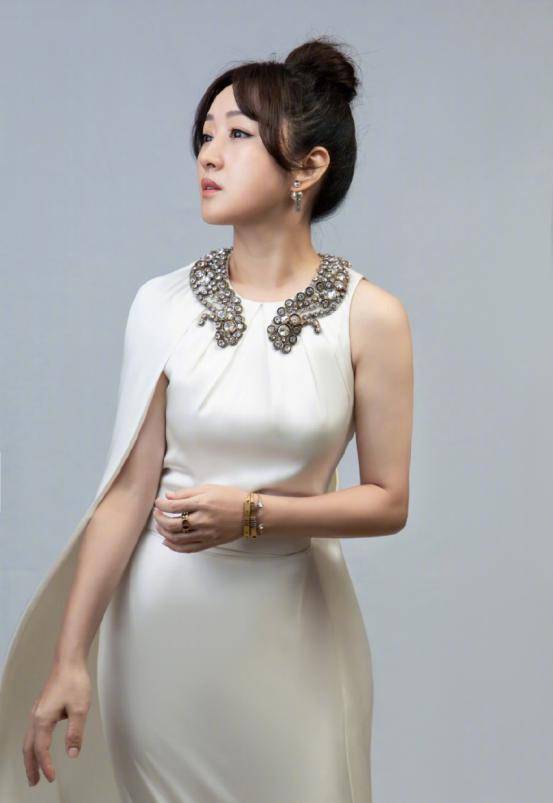 杨钰莹|杨钰莹体态没岁月感,穿紧身连体裤秀窈窕身材,曲线不输小姑娘