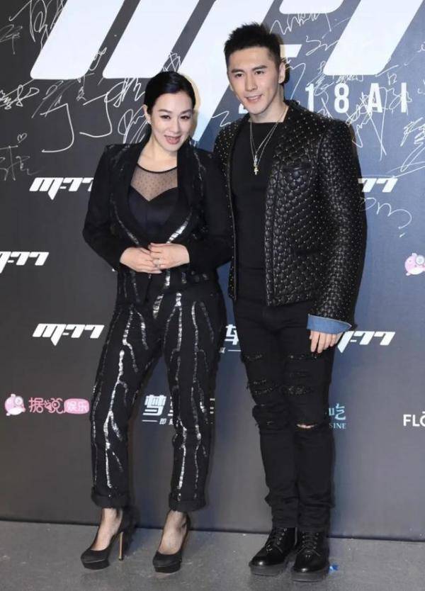 钟丽缇|钟丽缇气质好，穿黑色连体裤显霸气，与小12岁老公站一起像同龄