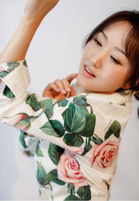 杨钰莹|杨钰莹体态没岁月感,穿紧身连体裤秀窈窕身材,曲线不输小姑娘