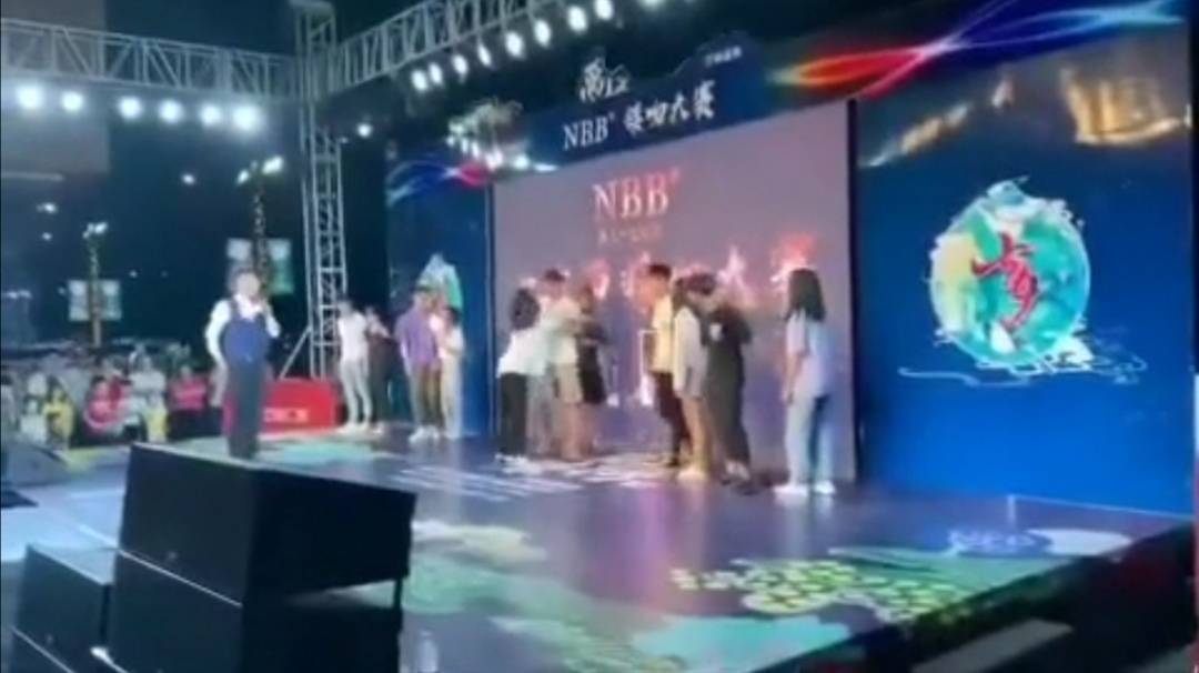 桂林接吻大赛现场，两名女子轮流上台手撕同一