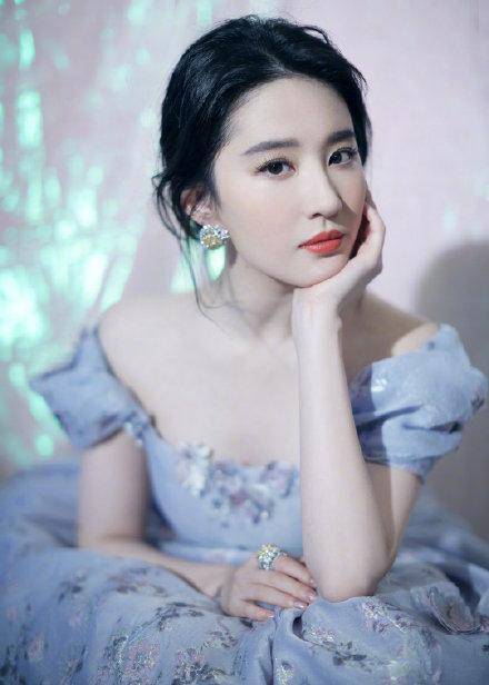 刘亦菲晒33岁生日美照，果然是神仙容貌，舒畅唐