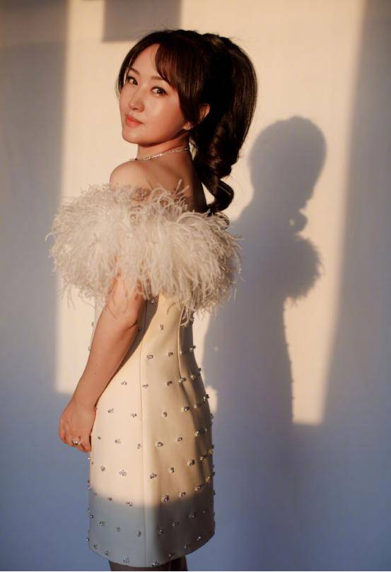 杨钰莹|杨钰莹体态没岁月感,穿紧身连体裤秀窈窕身材,曲线不输小姑娘