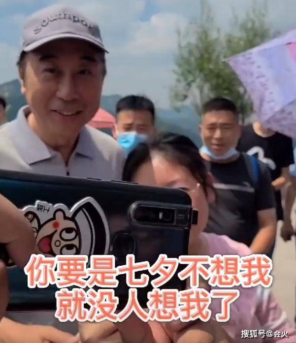 商演|原创冯巩离开春晚下乡捞金，现身商演头发花白显老态，连开三天很勤奋