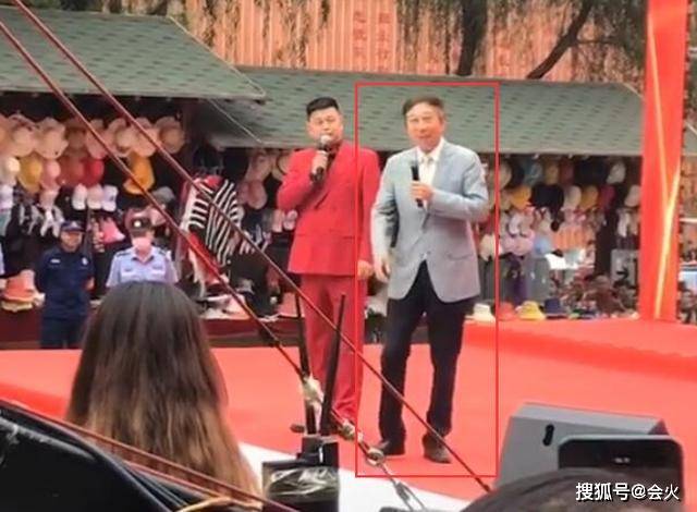 商演|原创冯巩离开春晚下乡捞金，现身商演头发花白显老态，连开三天很勤奋
