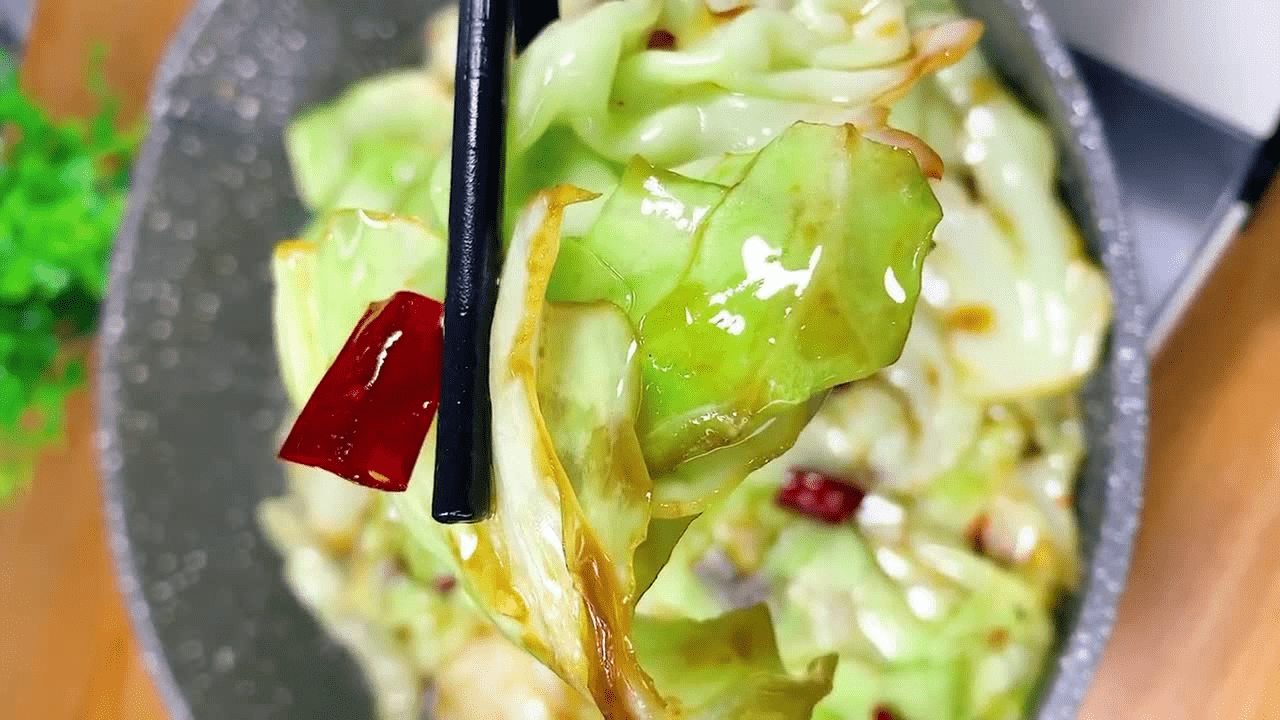 辣椒|鲜嫩爽脆咸香微辣,与辣椒炒肉齐名手把手教你做手撕包菜