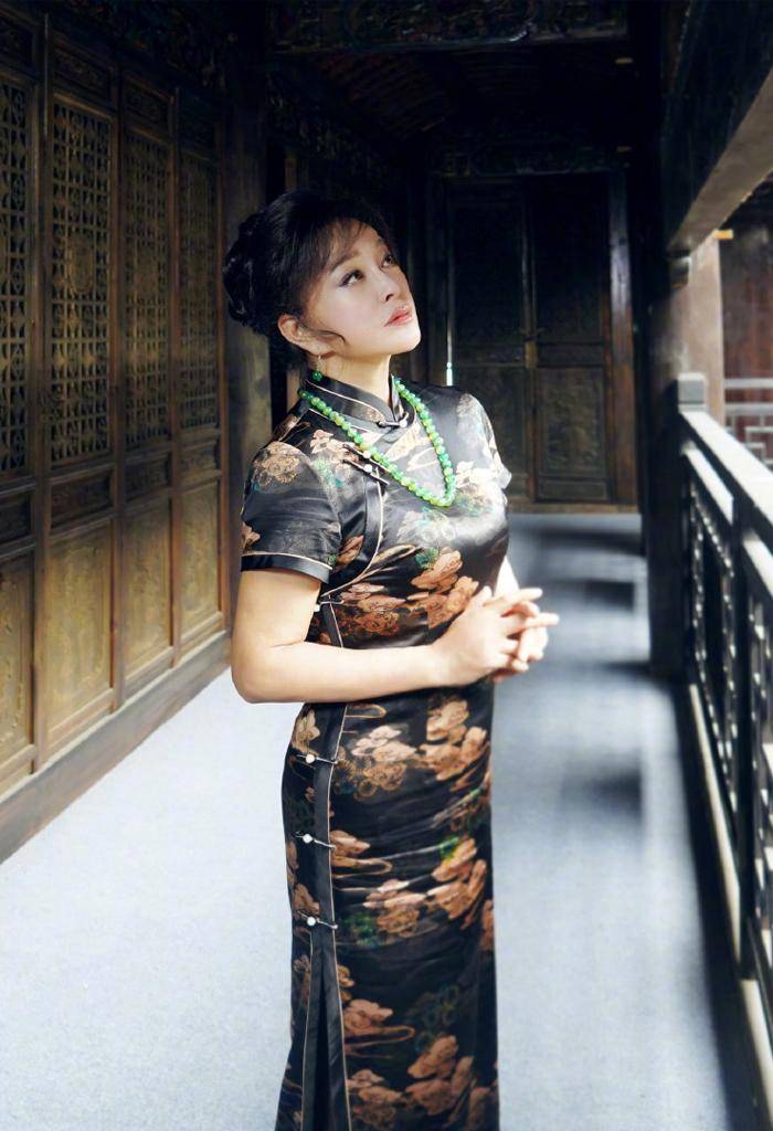 原创刘晓庆不再装嫩穿黑色印花旗袍秀身材64岁风韵犹存优雅依旧