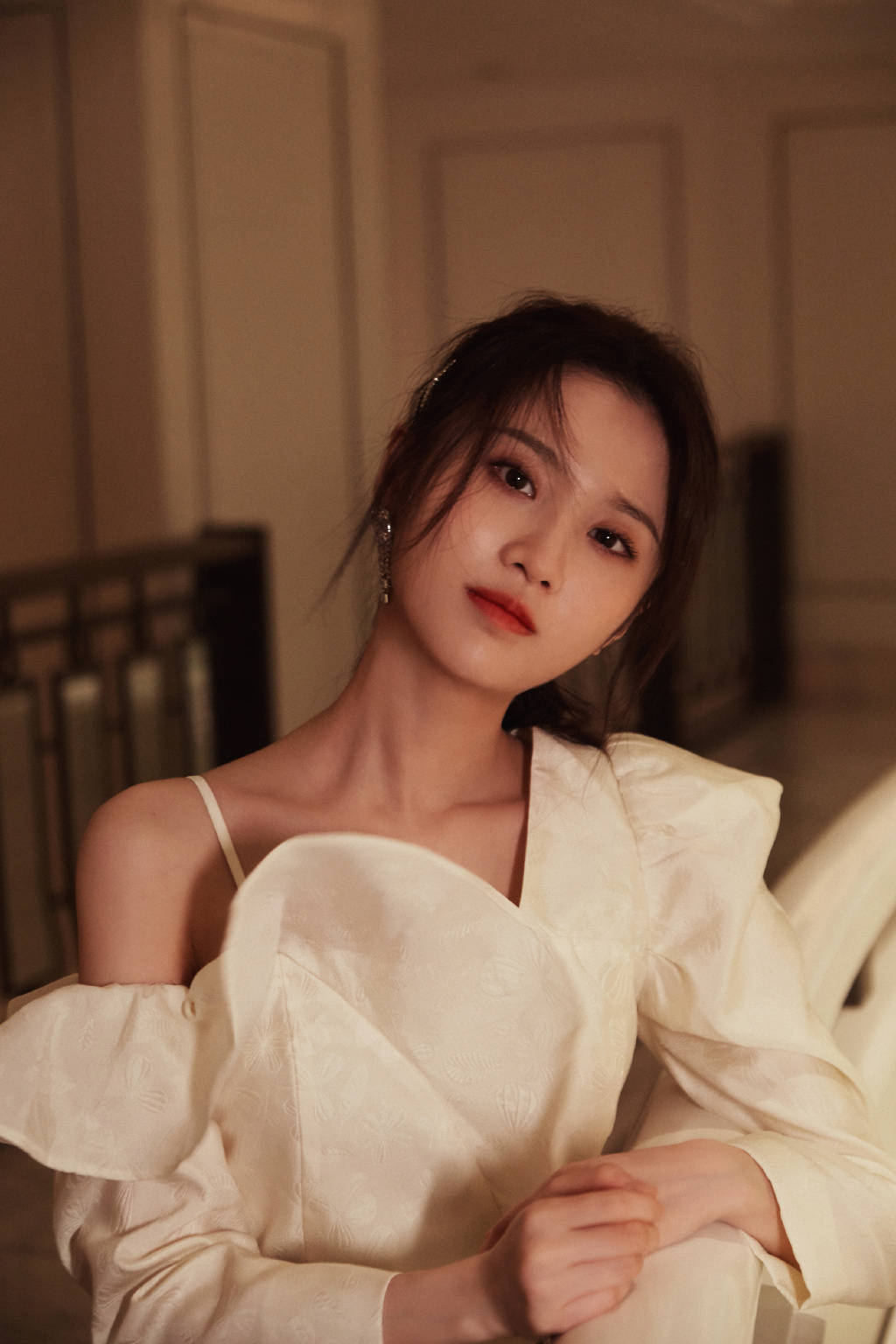 栀子花|《栀子花开》她演女一号，穿白色露肩修身裙，27岁仍甜似初恋