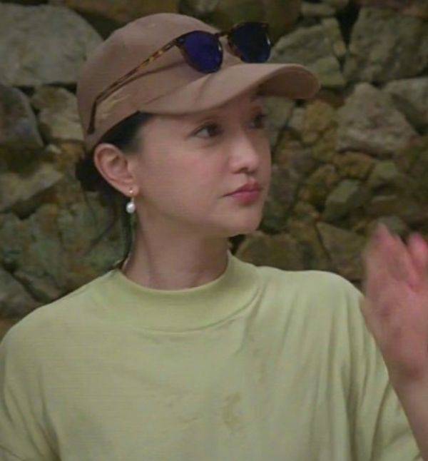 坑洼|有种“真实”叫周迅！满脸坑洼却活得优雅，美得入骨一点都不假