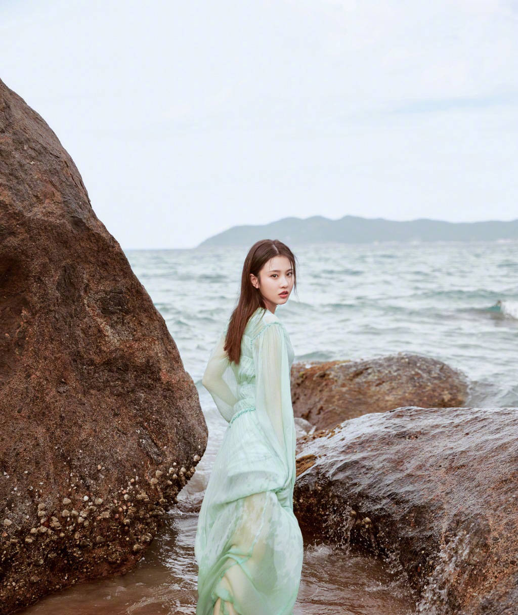 栀子花|《栀子花开》她演女一号，穿白色露肩修身裙，27岁仍甜似初恋