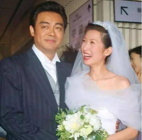 24岁艳压蔡少芬夺冠，下嫁刘青云22年无子女，她