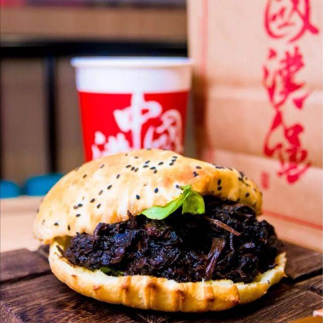 虽然主打中式汉堡,但餐牌上也不是全是中式的.