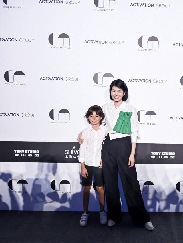 活动|“世界最丑超模”吕燕带娃出席活动，混血儿子和妈妈不同，颜值高