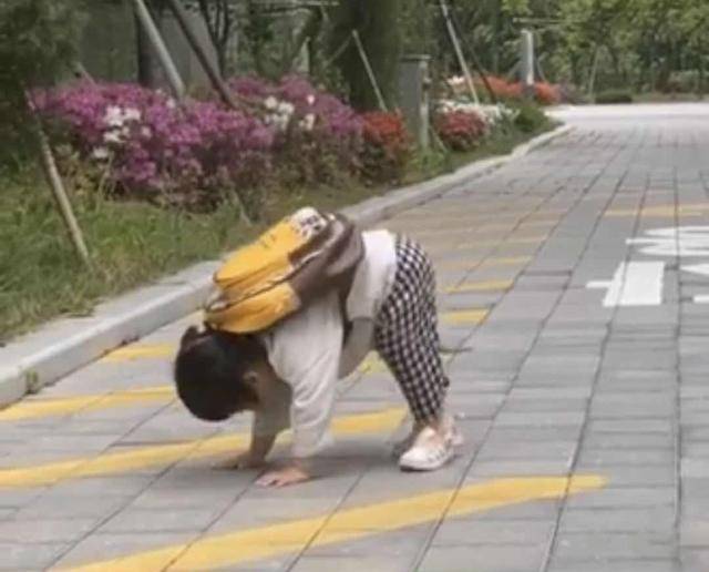 孩子|萝莉身住着大叔魂，还被妈妈穿成紫薯韩国3岁奶娃靠小肚子走红