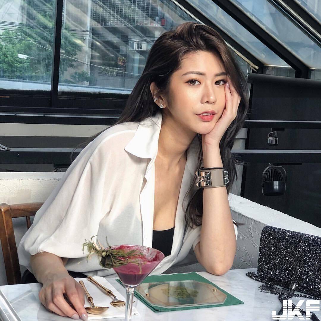 台湾火辣年轻女老板身材没人能及,这也能穿出性感迷人