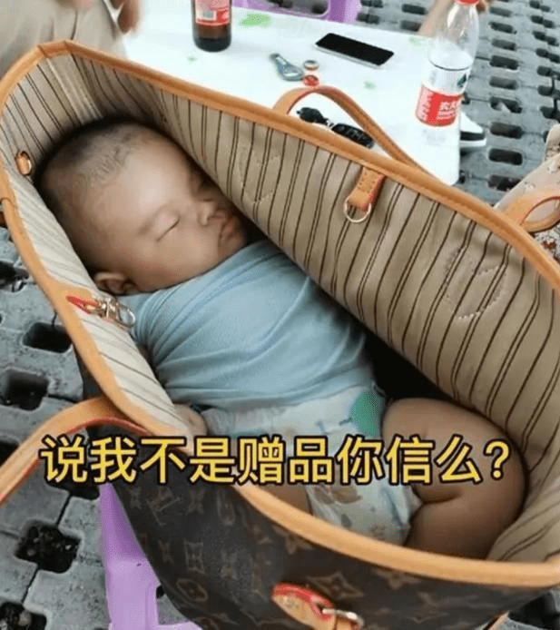 烧烤|把娃装包里，宝宝：说我不是赠品你信么？父母吃烧烤嫌孩子碍事