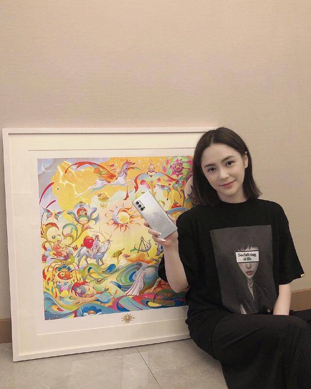 阿娇|钟欣潼终于好好穿衣服了，旁边的周扬青才惊艳！没想到这俩是闺蜜