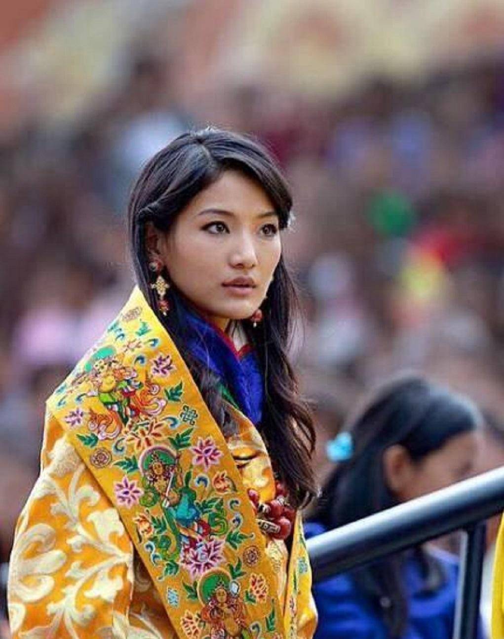 29岁不丹王后受重视！用爱马仕包LV围巾，传统服也需3年手工编织_搜狐网