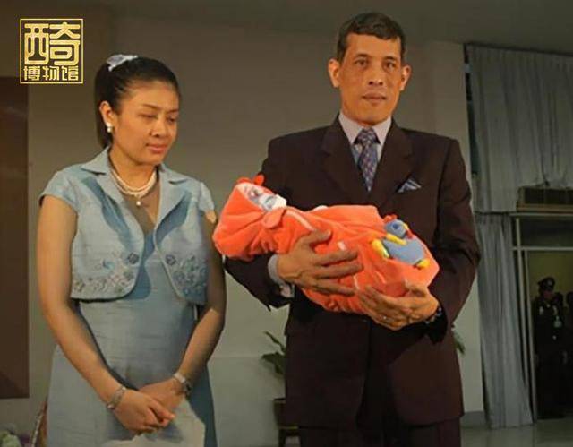 身份证|旧爱难忘？泰王与王妃西拉米离婚后2天，为何又将她抓回当尼姑？