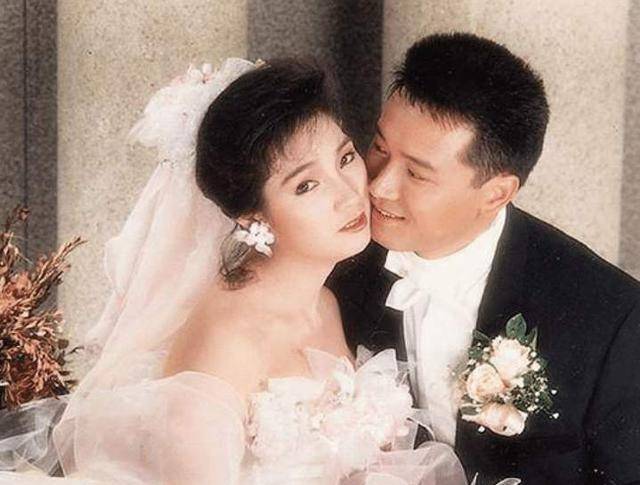 男友|原创苗侨伟夫妻结婚30年，男方曾和梅艳芳恋爱，戚美珍曾被周星驰暗恋