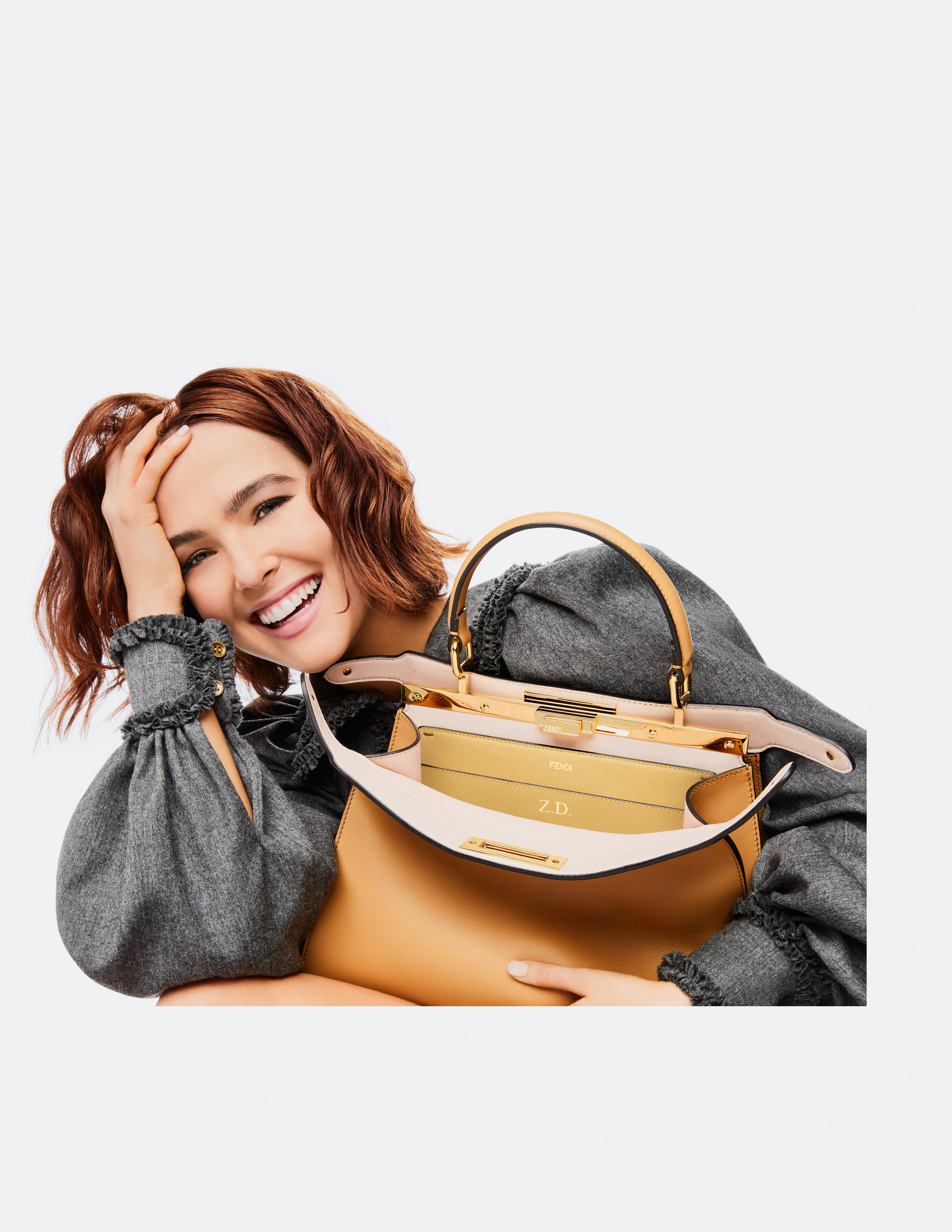 手袋|FENDI推出#PeekabooISeeU#广告大片 演员佐伊·达奇演绎经典Peekaboo手袋系列