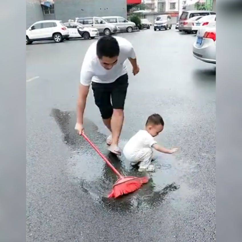 萌娃赶在爸爸扫水之前踩入水坑引热议网友得到了小猪佩奇真传
