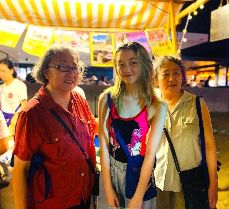 活动|李亚鹏携女儿参加活动，李嫣气场赶超一线女星，时尚感远超同龄人
